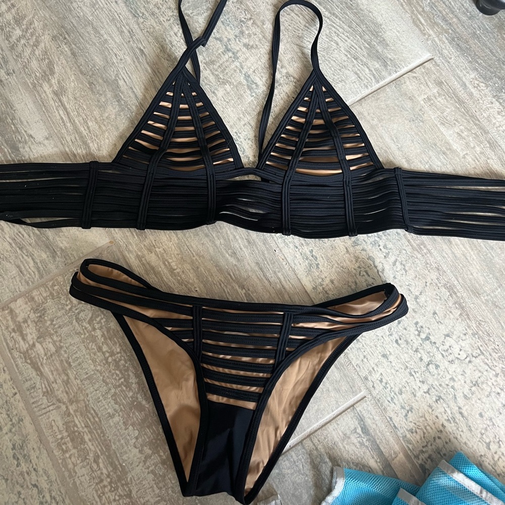 Worn once beach bunny bathing suit- size M
